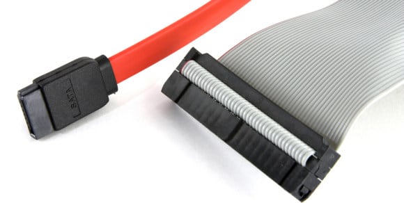 Cables for connecting IDE and SATA drives Кабели для подключения дисков IDE и SATA